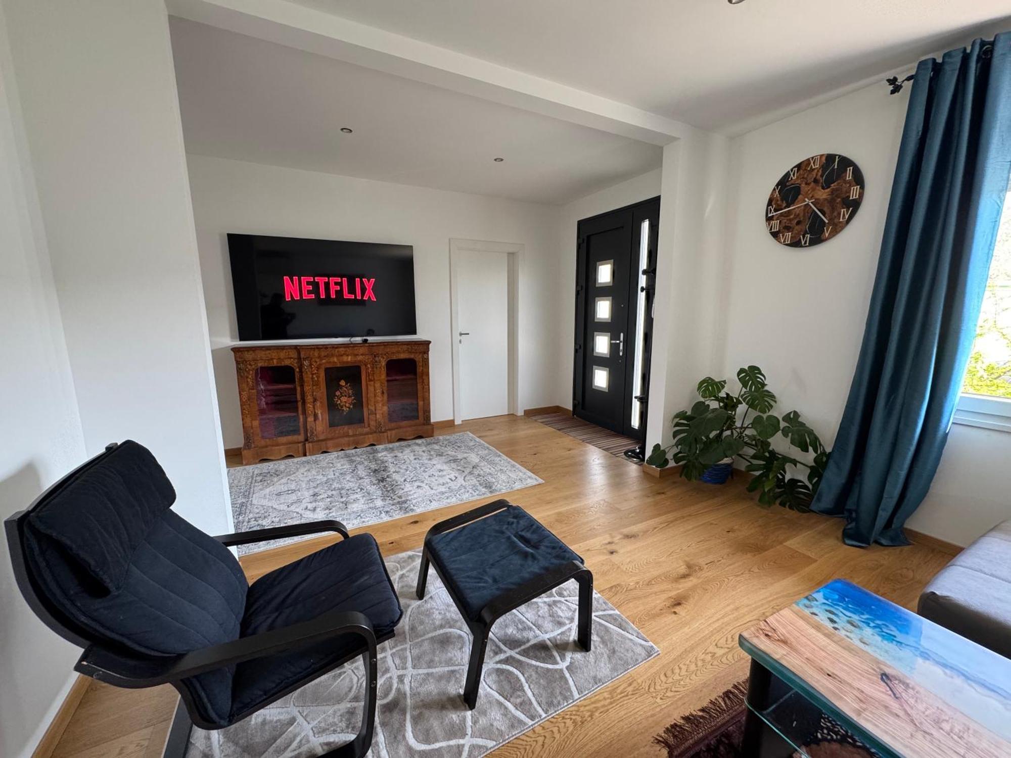 Moderno Netflix & Free Parking